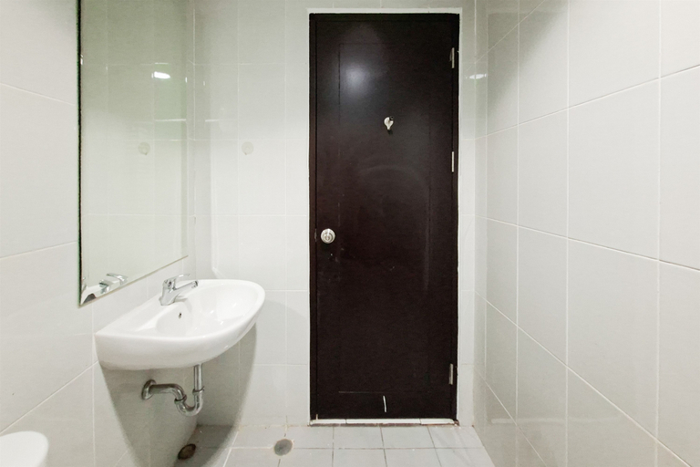 Bathroom 3, Bright and Comfortable 2BR at Apartment Casa de Parco By Travelio, Tangerang