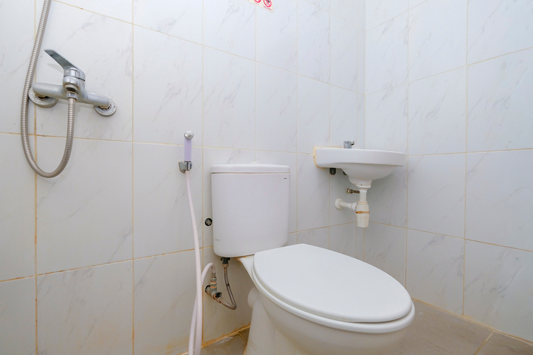 Bathroom 4, RedDoorz near Rita Super Mall Purwokerto 3, Banyumas