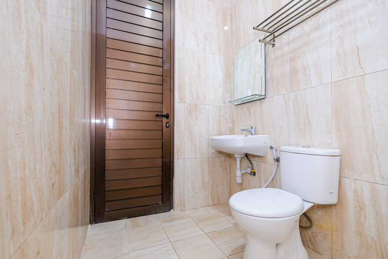 Bathroom 3, Urbanview Sumampir Anugrah Purwokerto by RedDoorz, Banyumas