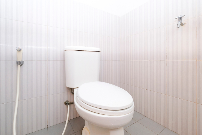 Bathroom 3, RedDoorz near Lokawisata Baturaden, Banyumas