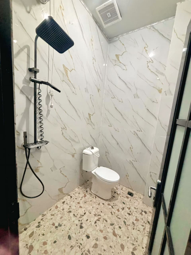Bathroom, Harmoni Guest House by Calli Rooms, Pasuruan