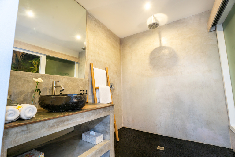 Bathroom 4, Villa Thiara - 500 m from Kudeta beach - 700 m from Seminyak square, Badung