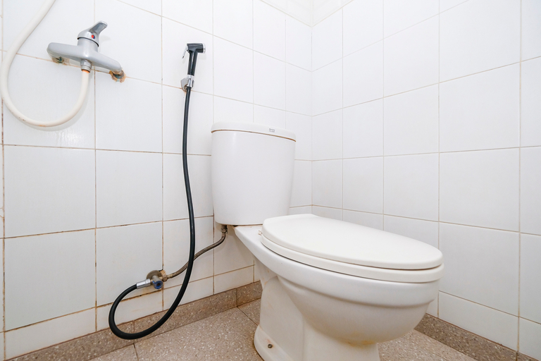Bathroom 4, RedDoorz near GOR Satria 3, Banyumas