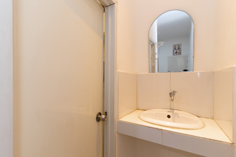 Bathroom 3, RedDoorz near RS Mitra Keluarga Depok, Depok