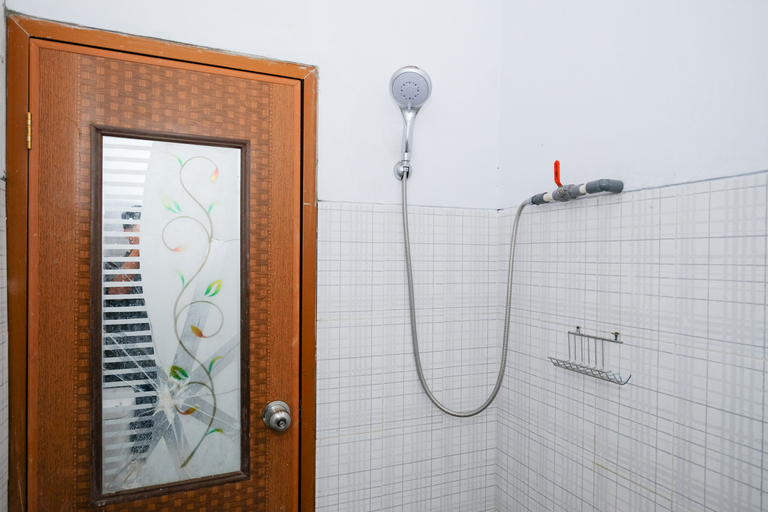 Bathroom 2, RedDoorz @ Bluerose Homestay Tambi Dieng, Wonosobo