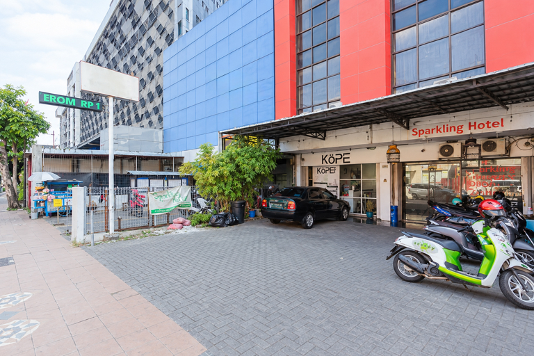 Exterior & Views 2, RedDoorz @ Sparkling Hotel near Stasiun Gubeng Surabaya, Surabaya