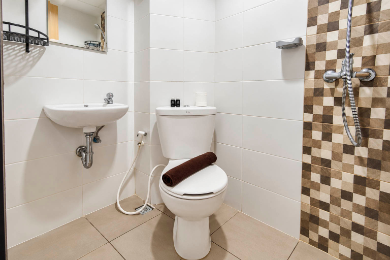 Bathroom 5, Cozy Living Studio at The Alton Apartment By Travelio, Semarang