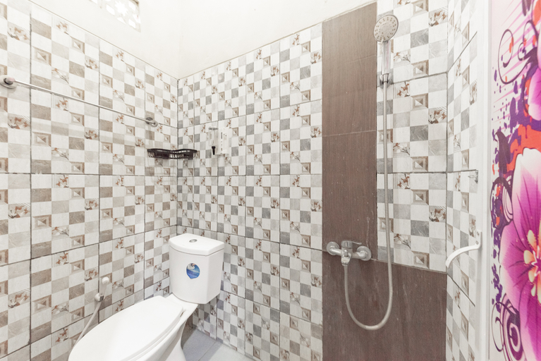 Bathroom 3, RedDoorz Near Alun Alun Slawi, Tegal