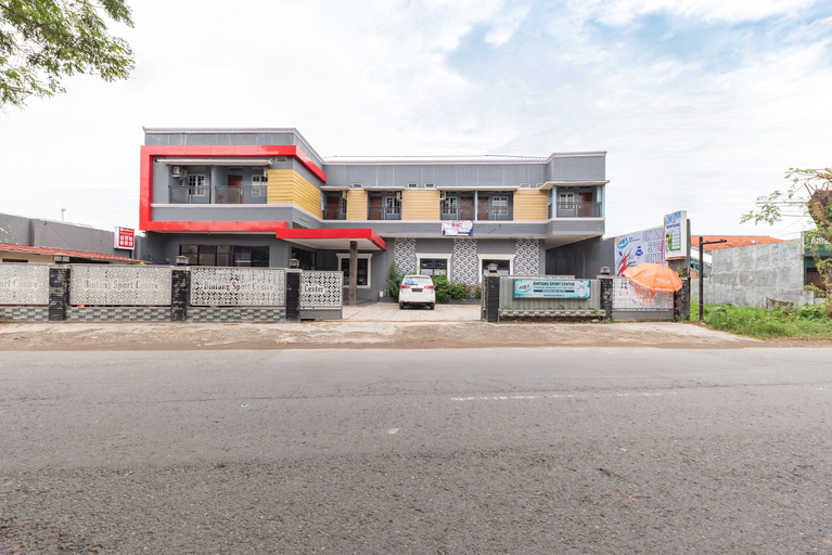Exterior & Views 2, RedDoorz Near Alun Alun Slawi, Tegal