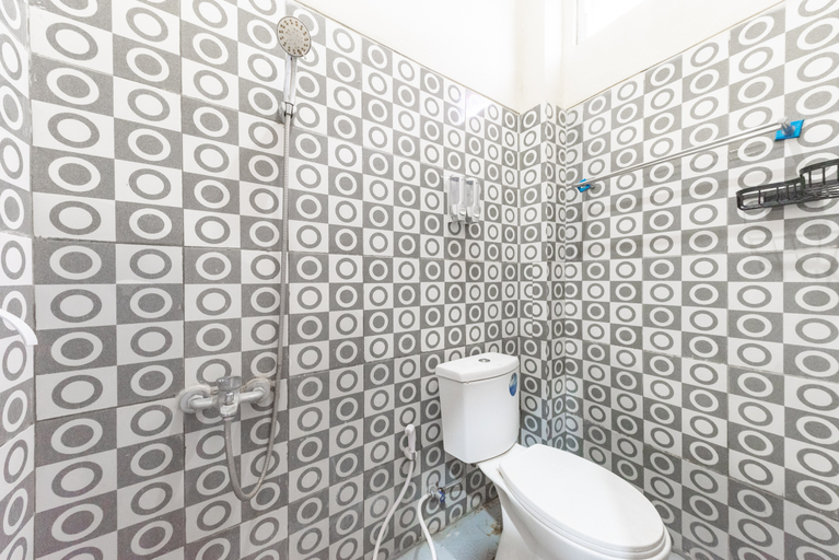 Bathroom 2, RedDoorz Near Alun Alun Slawi, Tegal
