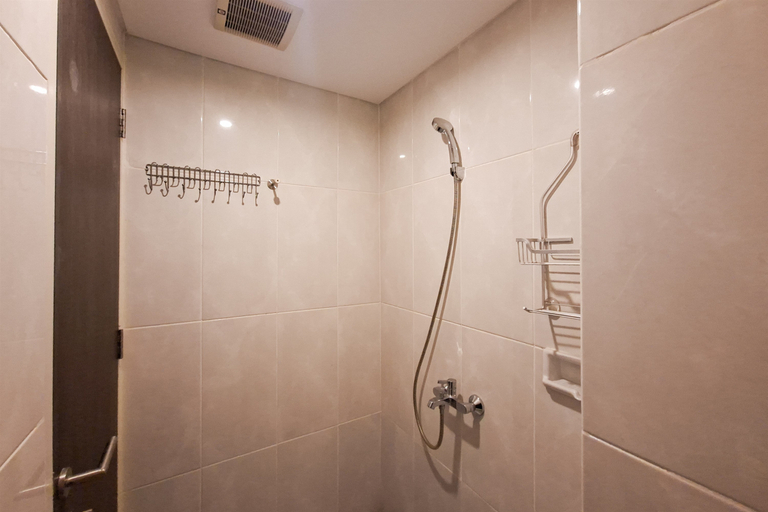 Bathroom 4, Comfortable and Nice Studio Room at Apartment Serpong Garden By Travelio, Tangerang