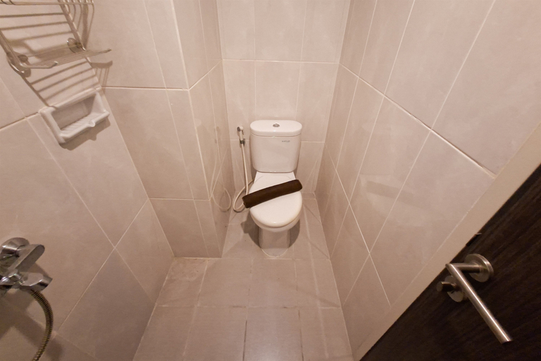Bathroom 3, Comfortable and Nice Studio Room at Apartment Serpong Garden By Travelio, Tangerang