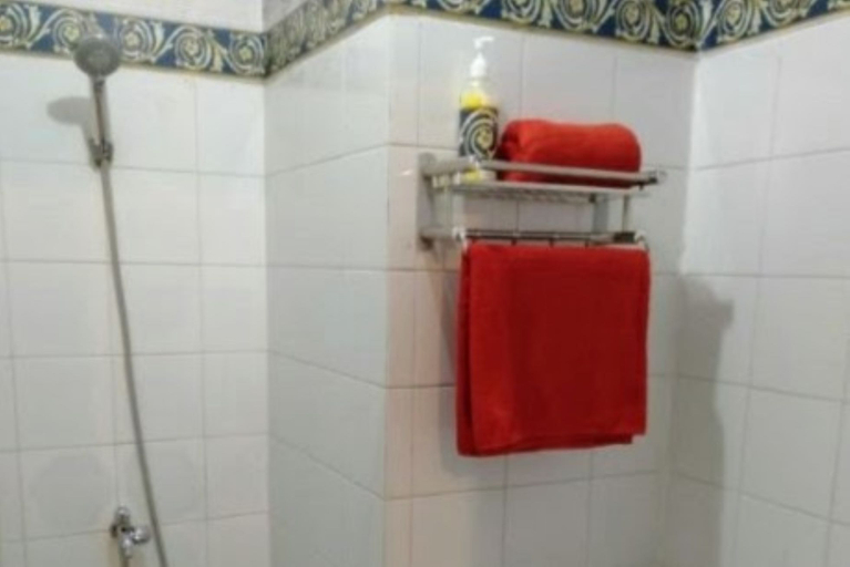Bathroom 2, Apartment Sentra Timur by Tiana Living & Co., Jakarta Timur