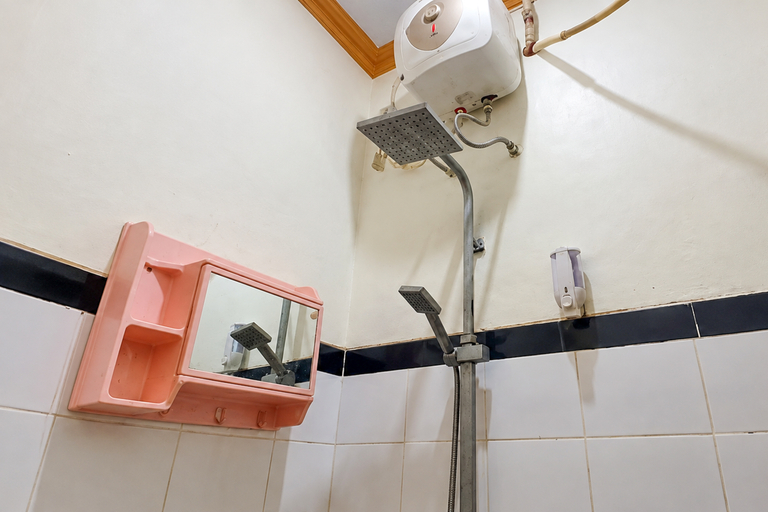 Bathroom 3, RedDoorz @ Homestay Zaitun Kupang, Kupang