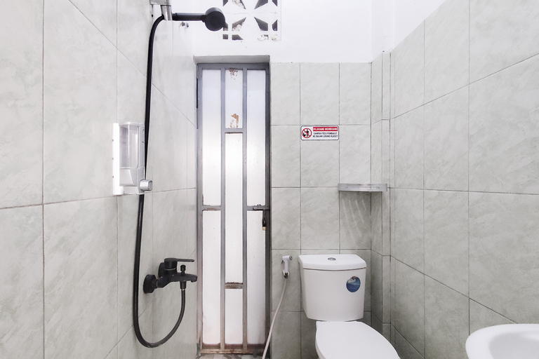 Bathroom 2, RedDoorz Syariah near Jalan Sumantri Jambi, Jambi