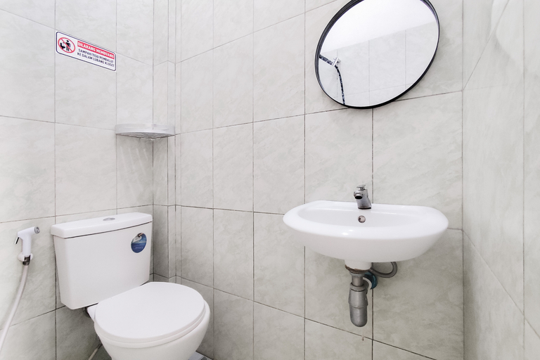 Bathroom 4, RedDoorz Syariah near Jalan Sumantri Jambi, Jambi