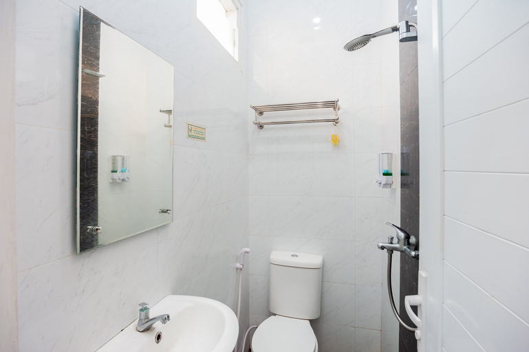 Bathroom, Urbanview Hotel Griya Bawean Lampung, Bandar Lampung
