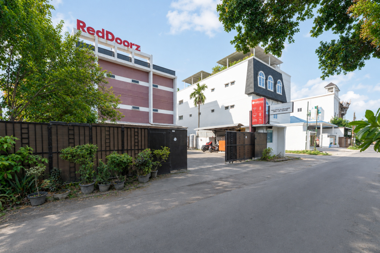 Exterior & Views 2, RedDoorz @ Jalan Krakatau Medan, Medan