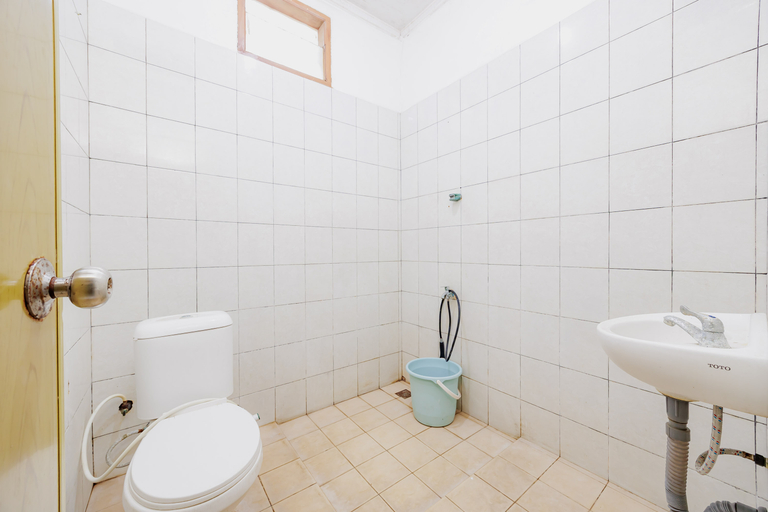 Bathroom, Hotel Pelangi Merak RedPartner, Cilegon