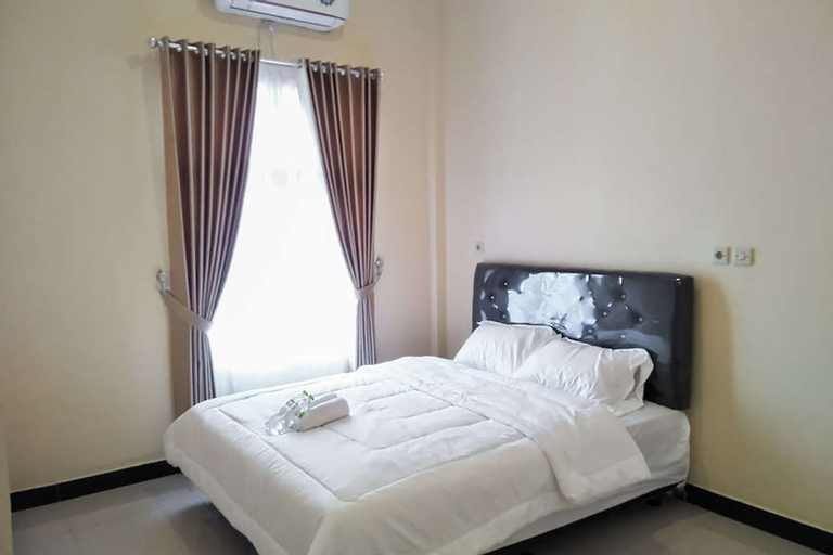 Bedroom 3, Artayya Puri Homestay near Terminal Purabaya Madiun Mitra RedDoorz, Madiun