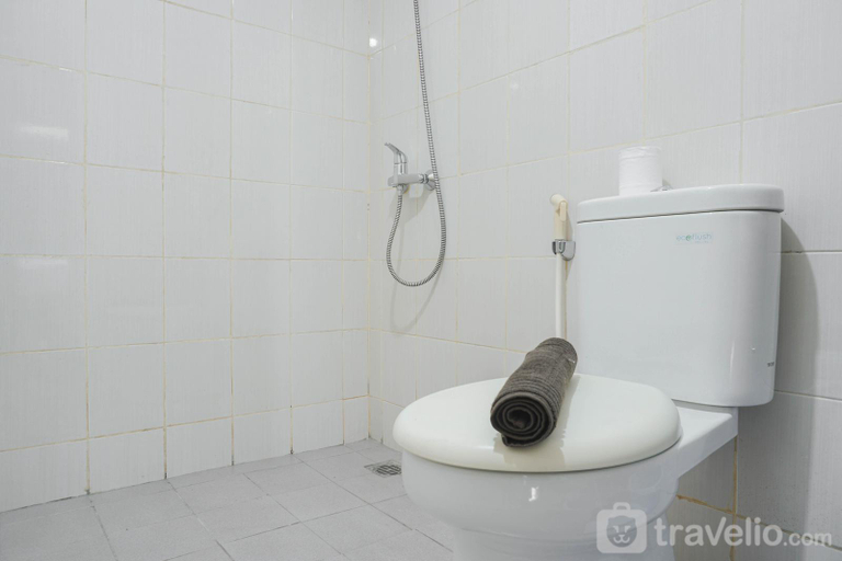 Bathroom 4, Strategic Studio at Amethyst Apartment By Travelio, Jakarta Pusat