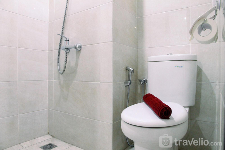 Bathroom, Modern Comfy Studio @ Mustika Golf Apt By Travelio, Cikarang