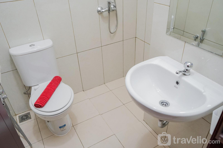 Bathroom, Gorgeous and Relaxing 1BR Asatti Apt By Travelio, Tangerang Selatan