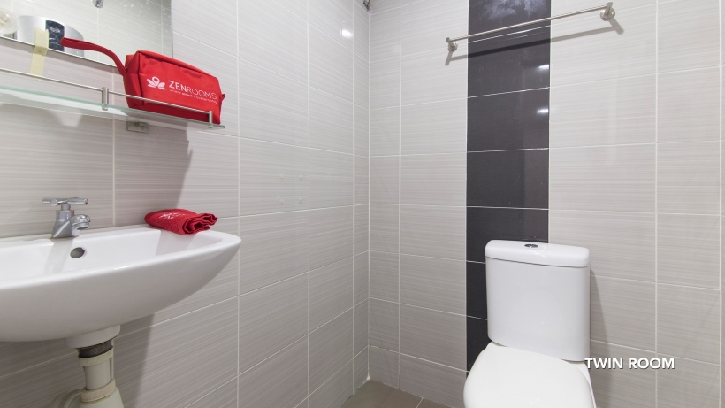 Bathroom, ZEN Rooms Charlies Budget Hotel, Penang Island