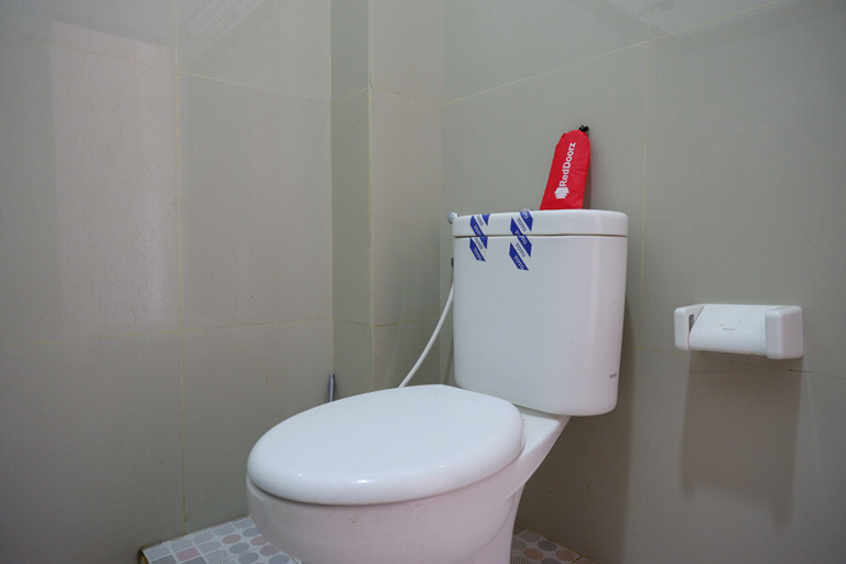 Bathroom, Formerly RedDoorz near Bolu Toraja, Tana Toraja