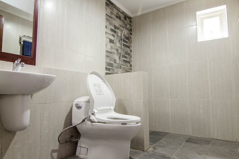 Bathroom 4, Tondano Residence, Central Jakarta