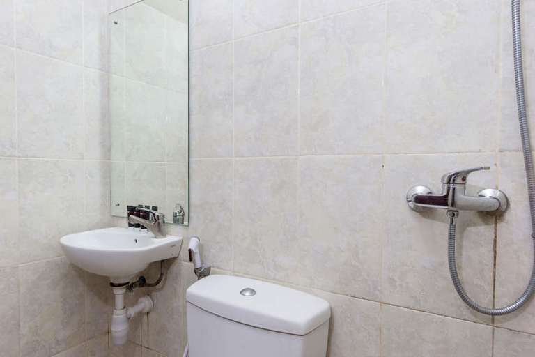 Bathroom 4, RedDoorz @ Danau Tondano Sanur, Denpasar