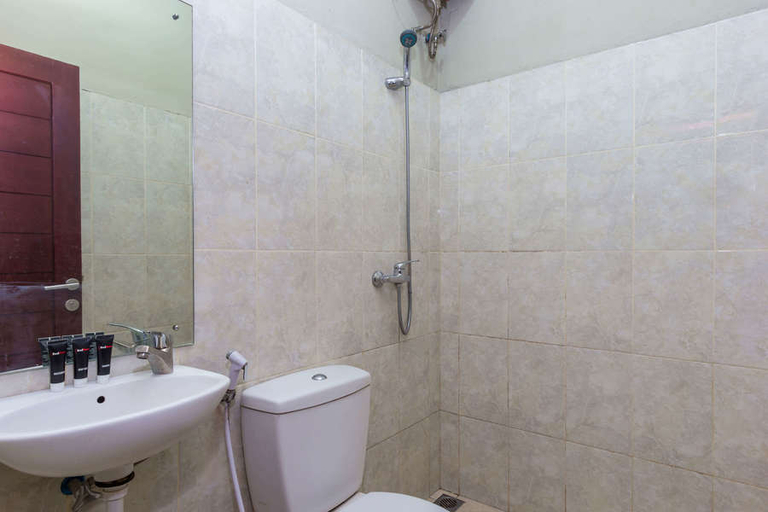 Bathroom 4, RedDoorz @ Danau Tondano Sanur, Denpasar