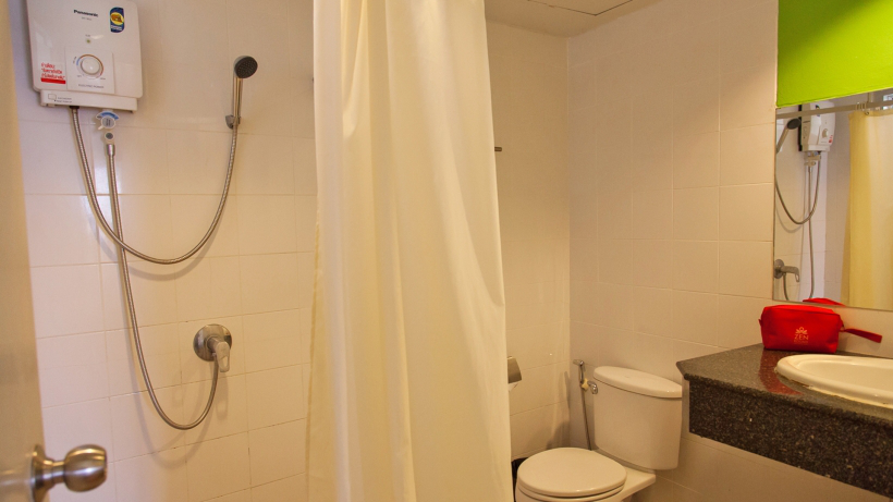 Bathroom, ZEN Rooms Petchburi Soi 17, Ratchathewi