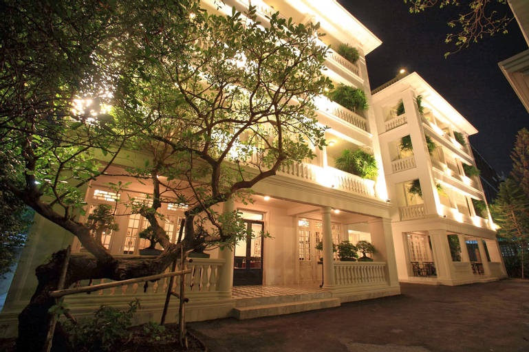 Exterior & Views