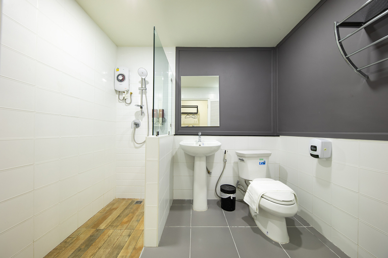 Bathroom 4, โรงแรมต้นเงิน, Muang Khon Kaen