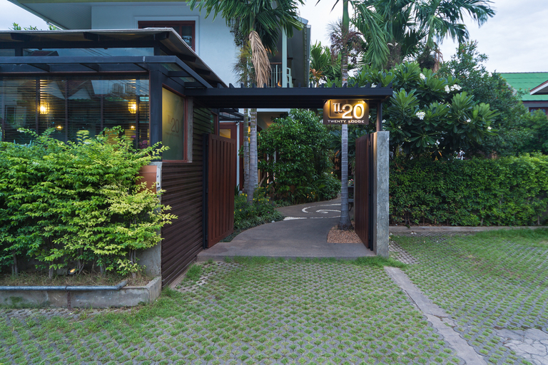 Exterior & Views