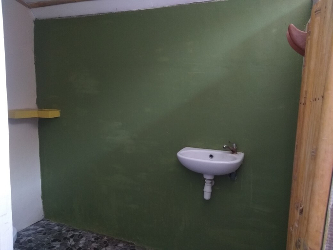 Bathroom 5, Harry's Ocean House Watukarung Homestay, Pacitan