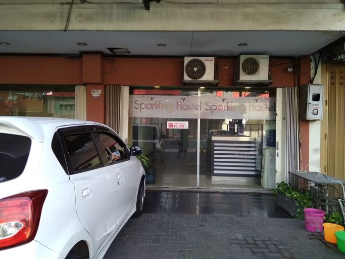 Exterior & Views 2, RedDoorz @ Sparkling Hotel Surabaya, Surabaya