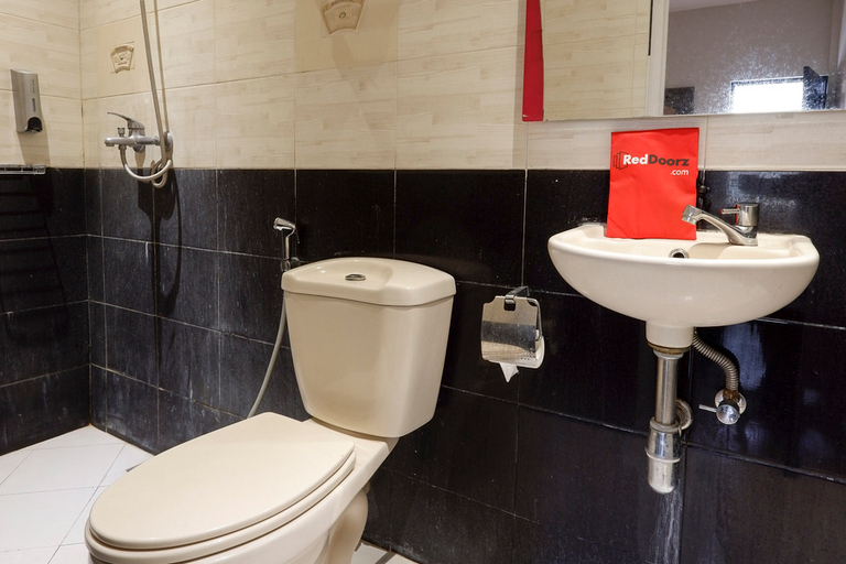 Bathroom 5, RedDoorz @ Kawi, Semarang
