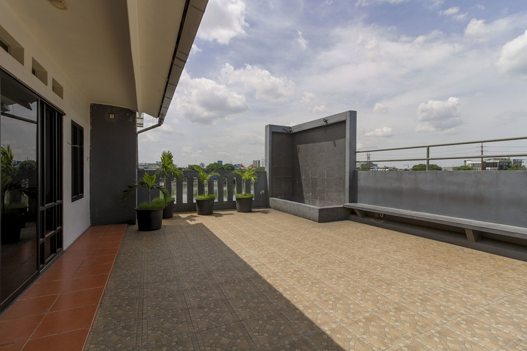 Exterior & Views 2, RedDoorz Plus @ Tanjung Duren, Jakarta Barat