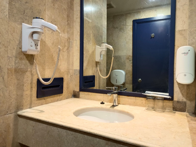 Bathroom 3, Maxwell Hotel Jakarta, Central Jakarta