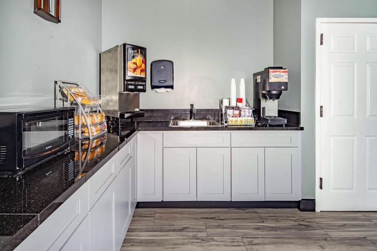 Food & Drinks 5, Super 8 by Wyndham North Hollywood, Los Angeles