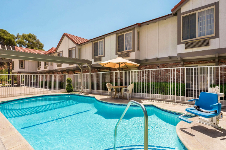 Sport & Beauty 4, Super 8 by Wyndham Santa Clarita/Valencia, Los Angeles