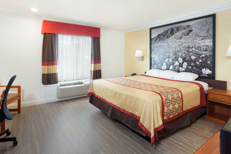 Bedroom 2, Super 8 by Wyndham Santa Clarita/Valencia, Los Angeles
