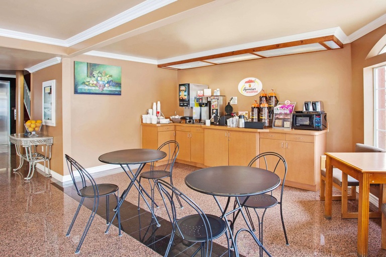 Food & Drinks 5, Super 8 by Wyndham Los Angeles Downtown, Los Angeles