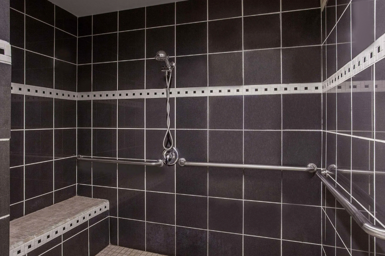 Bathroom 3, Motel 6 Pasadena, CA – Old Town Pasadena Area, Los Angeles