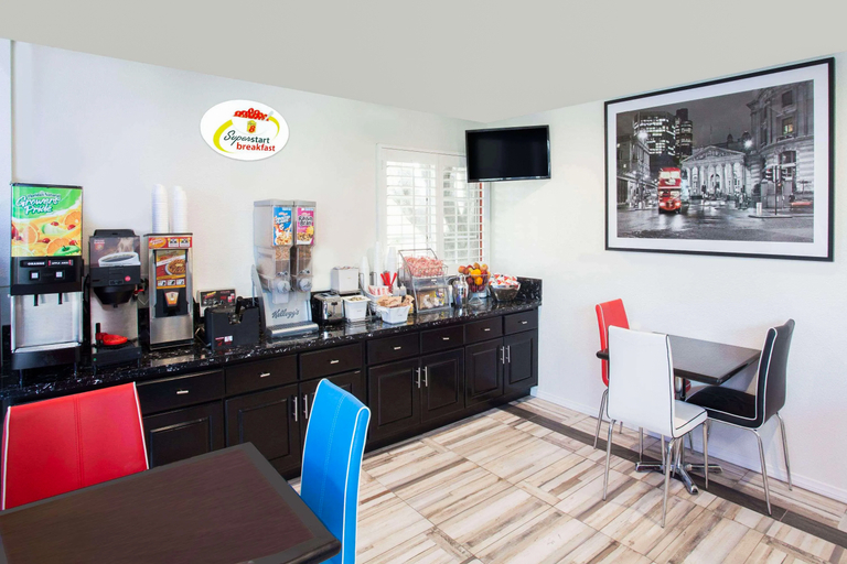Food & Drinks 5, Motel 6 Pasadena, CA – Old Town Pasadena Area, Los Angeles
