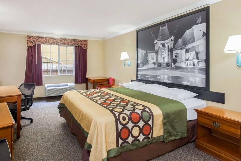 Bedroom 2, Super 8 by Wyndham Los Angeles Downtown, Los Angeles