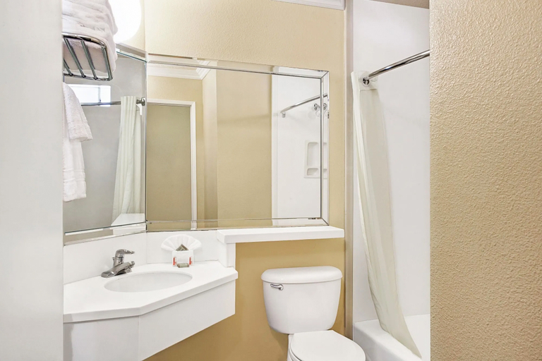 Bathroom 3, Super 8 by Wyndham Los Angeles Downtown, Los Angeles