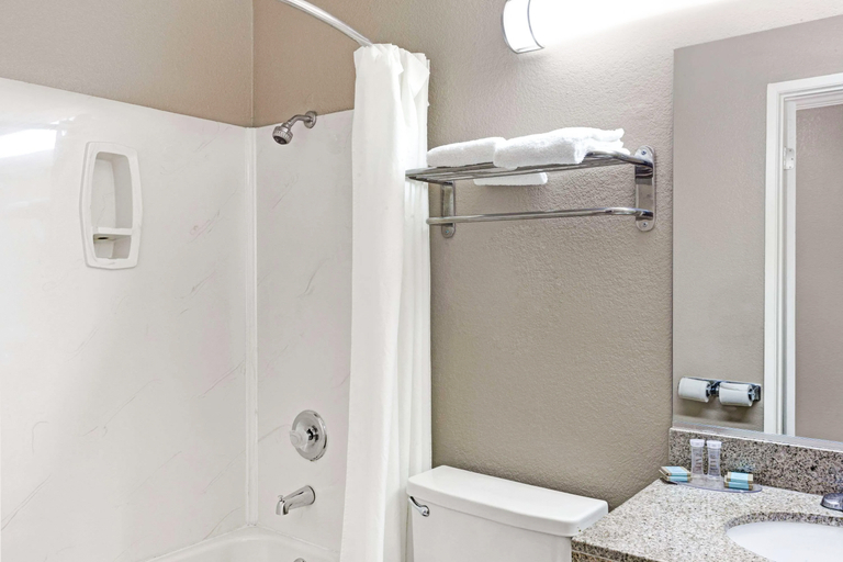 Bathroom 3, Travelodge by Wyndham Whittier, Los Angeles